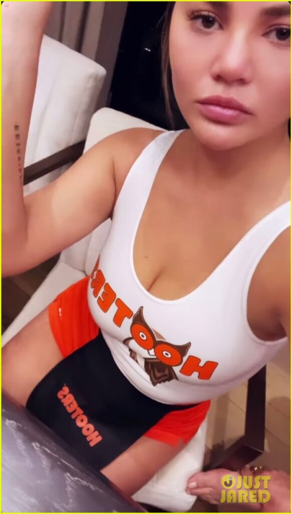 chrissy teigen dresses as hooters waitress for friends birthday 05 3686677112